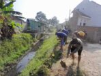 Satgas Citarum Harum dan Warga Desa Mekar Bersatu dalam Kerja Bakti Bersihkan Saluran Air untuk Mencegah Pencemaran Sungai Citarum Satgas Citarum Harum,Kerja Bakti Bersihkan Saluran Air,Pencemaran Sungai Citarum,Warga Desa Mekar,Normalisasi Saluran Air,Kol Inf Yanto Kusno Hendarto,Lingkungan Bersih,Upaya Pelestarian Lingkungan,Kebersihan Lingkungan,Musim Kemarau