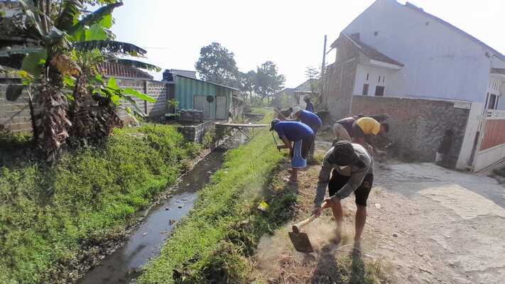 Satgas Citarum Harum,Kerja Bakti Bersihkan Saluran Air,Pencemaran Sungai Citarum,Warga Desa Mekar,Normalisasi Saluran Air,Kol Inf Yanto Kusno Hendarto,Lingkungan Bersih,Upaya Pelestarian Lingkungan,Kebersihan Lingkungan,Musim Kemarau