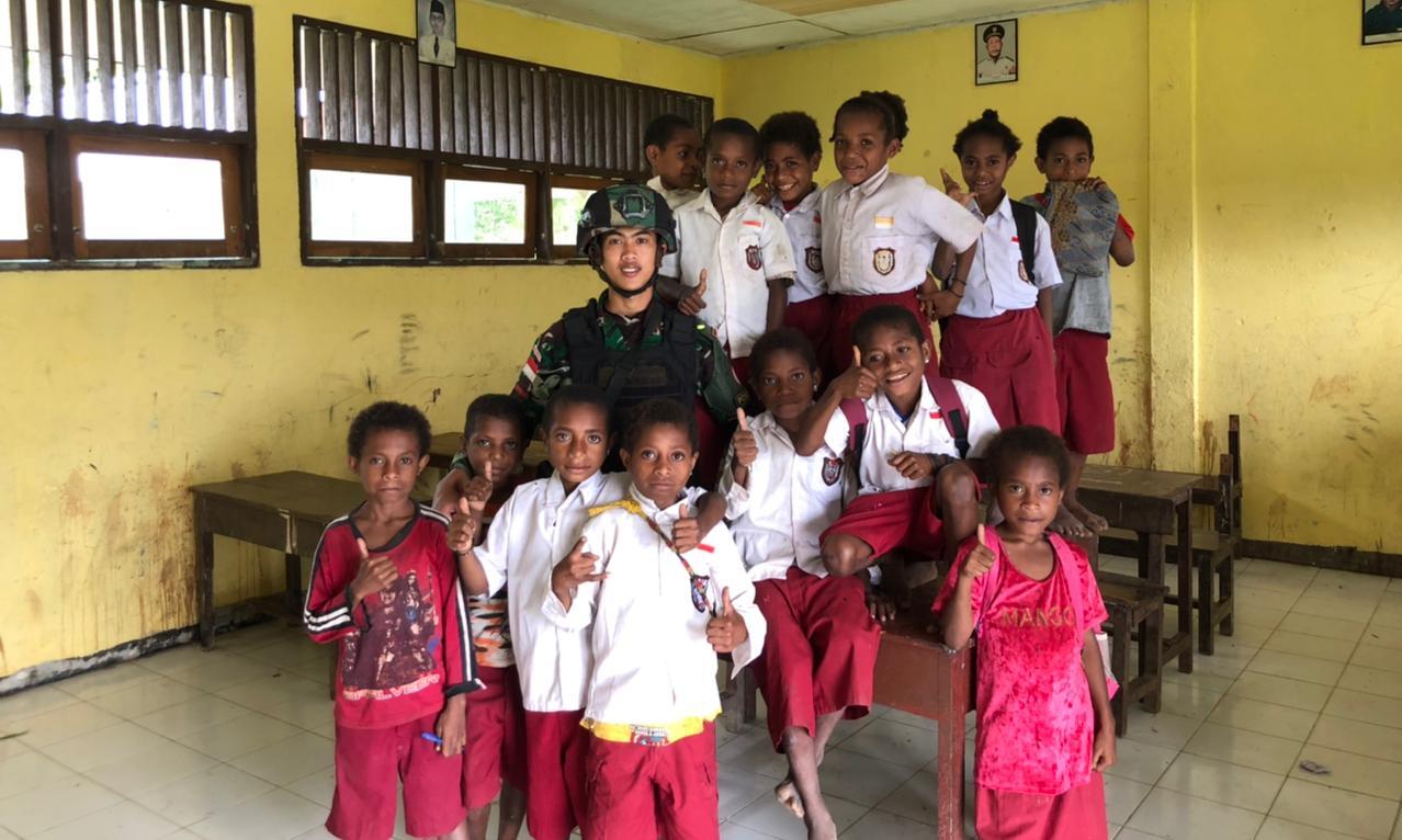 Satgas Pamtas Yonif 310/KK, transformasi pendidikan, akses pendidikan Papua, tenaga pengajar pedalaman