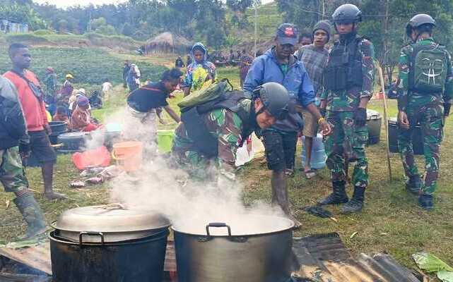 Bantuan Sembako Papua, Satgas Yonif 721/Mks, Kepedulian TNI, Bantuan Kedukaan, Masyarakat Lanny Jaya