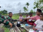 Moment Manis di Perbatasan: Satgas 310/KK Berbincang Hangat dengan Anak-Anak Senggi Satgas 310/KK, anak-anak perbatasan, interaksi positif, SDN 1 Senggi, Papua